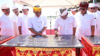 GUBERNUR Bali Wayan Koster saat menandatangani prasasti Karya Melaspas Bumi Sudha lan Mecaru Genah Melasti Desa Adat Pedungan, Denpasar pada Minggu (23/2/2020).