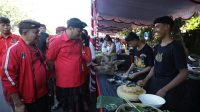 KETUA DPC PDIP Gianyar, Made Mahayastra, meninjau Festival Kuliner Bali yang digelar PDIP Gianyar.