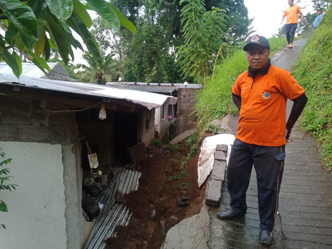 KONDISI rumah milik Sukramas di Desa Tamblang rusak berat pada bagian sisi timur, akibat tertimpa material tebing yang longsor.