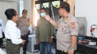 KAPOLDA Irjen Petrus Reinhard Golose (kanan) bersama Rektor Unud, Prof. Raka Sudewi saat melihat laboratorium Fakultas Farmasi Unud, Senin (30/3/2020). Polda dan Unud sedang berinovasi membuat disinfektan dan cairan pembersih tangan berbahan dasar arak bali. Foto: istimewa KAPOLDA Irjen Petrus Reinhard Golose (kanan) bersama Rektor Unud, Prof. Raka Sudewi saat melihat laboratorium Fakultas Farmasi Unud, Senin (30/3/2020). Polda dan Unud sedang berinovasi membuat disinfektan dan cairan pembersih tangan berbahan dasar arak bali. Foto: istimewa