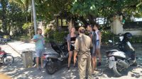 Foto: ist/petugas Satpol PP BKO Kuta mengedukasi wisatawan di Pantai Kuta Foto: ist/petugas Satpol PP BKO Kuta mengedukasi wisatawan di Pantai Kuta