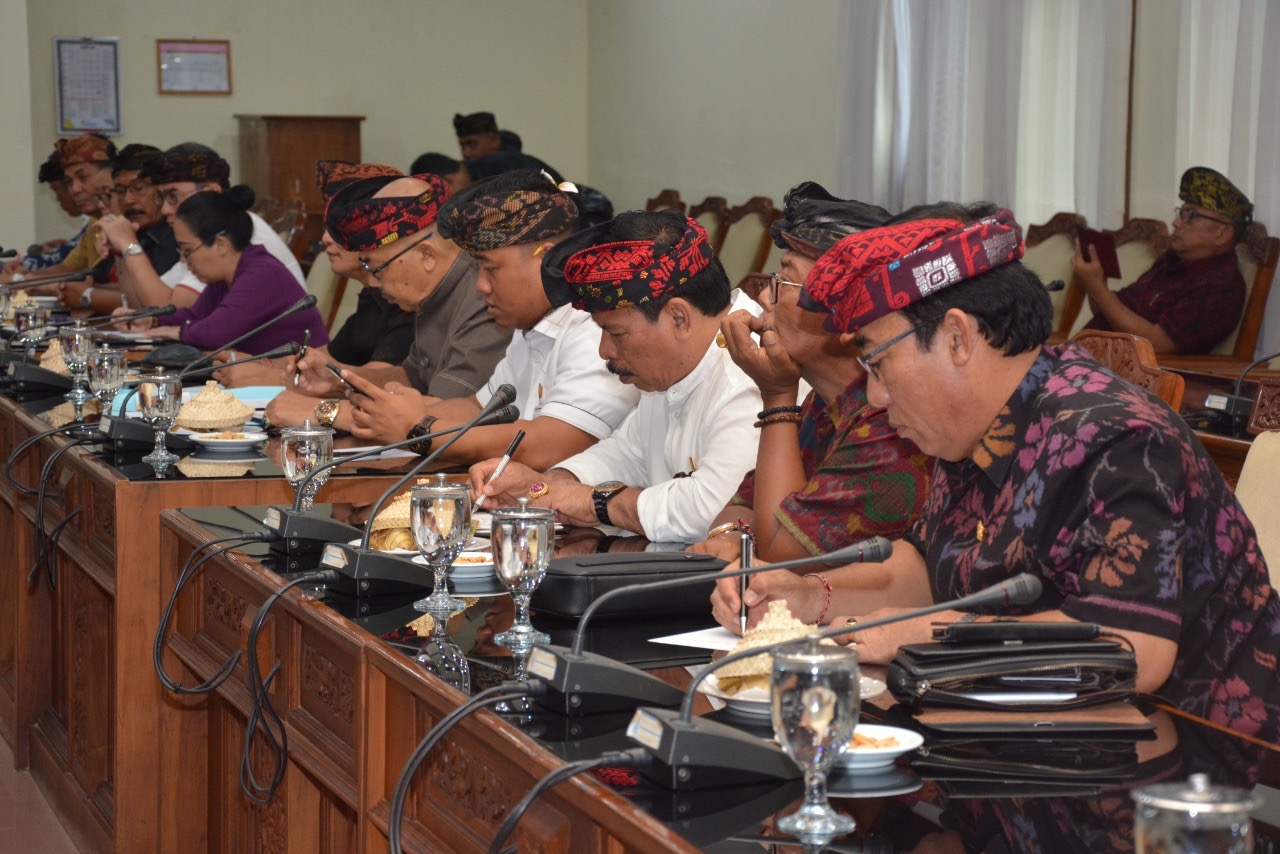 ANGGOTA DPRD Bali dalam satu rapat kerja dengan instansi terkait. Kini uang perjalanan dinas mereka menciut karena adanya Perpres Nomor 33 tahun 2020. Foto: gus hendra