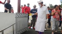 BUPATI Bangli, I Made Gianyar, saat melakukan gerakan serentak penyemprotan disinfektan di objek wisata Penelokan Kintamani, Minggu (15/3/2020). Foto: aan girinatha BUPATI Bangli, I Made Gianyar, saat melakukan gerakan serentak penyemprotan disinfektan di objek wisata Penelokan Kintamani, Minggu (15/3/2020). Foto: aan girinatha
