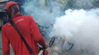 FOGGING salah satu cara untuk mengatasi demam berdarah dengue (DBD). Foto: adi FOGGING salah satu cara untuk mengatasi demam berdarah dengue (DBD). Foto: adi