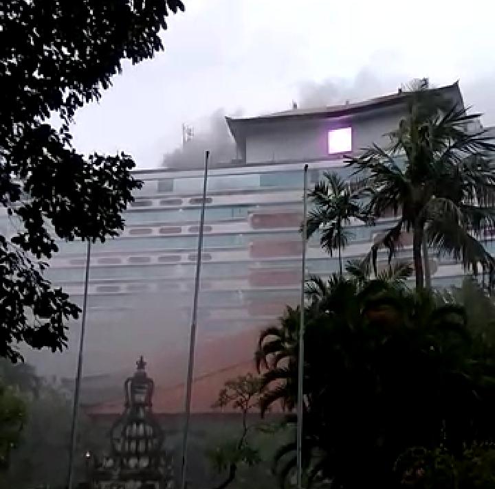 POTONGAN video Hotel Grand Inna Bali Beach yang tampak terbakar di bagian atas. Foto/ist