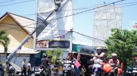 TIM Yustisi Kabupaten Karangasem saat menurunkan iklan rokok, Senin (16/3/2020). Foto: nengah adi suda dharma TIM Yustisi Kabupaten Karangasem saat menurunkan iklan rokok, Senin (16/3/2020). Foto: nengah adi suda dharma