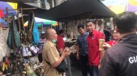 JAJARAN PDIP Gianyar membagikan hand sanitizer di pasar umum di Gianyar, Senin (23/3/2020). Foto: adi JAJARAN PDIP Gianyar membagikan hand sanitizer di pasar umum di Gianyar, Senin (23/3/2020). Foto: adi