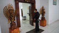 KETUA DPRD Karangasem, I Gede Dana, saat melakukan penyemprotan disinfektan di kantor DPRD Karangasem, Senin (23/3/2020). Foto: nad KETUA DPRD Karangasem, I Gede Dana, saat melakukan penyemprotan disinfektan di kantor DPRD Karangasem, Senin (23/3/2020). Foto: nad