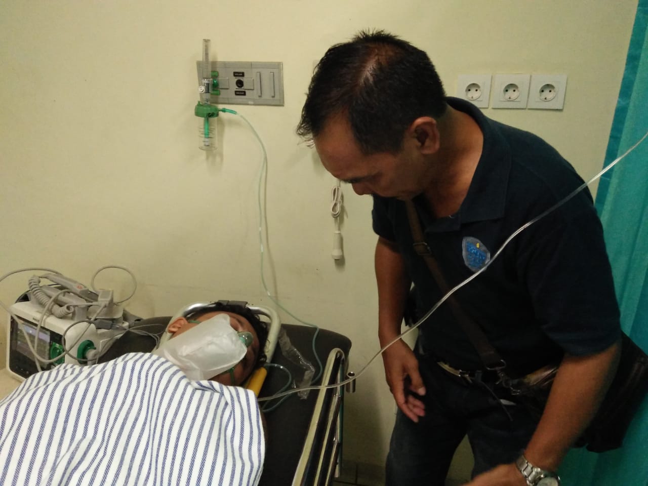 KORBAN I Gede Arca saat mendapatkan penanganan medis usai mengalami luka tusuk akibat bentrokan di SPBU Giri Emas, Sawan, Buleleng. Foto: Istimewa.