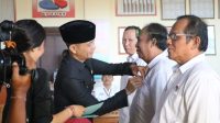 KPU Denpasar KETUA KPU Denpasar, Wayan Arsajaya, saat melantik PPS di Denpasar yang dibagi dalam empat sesi agar tidak terlalu banyak peserta, Jumat (20/3/2020). Foto: gus hendra