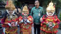 KEPALA SMPN 3 Denpasar, I Wayan Murdana, foto bersama peserta lomba tari Jauk Keras serangkain HUT ke-41 SMPN 3 Denpasar. Foto: putra sasmitha KEPALA SMPN 3 Denpasar, I Wayan Murdana, foto bersama peserta lomba tari Jauk Keras serangkain HUT ke-41 SMPN 3 Denpasar. Foto: putra sasmitha