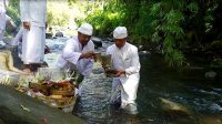 UPACARA melasti digelar Desa Adat Busungbiu di Pura Segara Alit atau sungai yang dikenal dengan Pakiisan dan hanya diikuti oleh puluhan krama, Senin (23/3/2020). Foto: istimewa UPACARA melasti digelar Desa Adat Busungbiu di Pura Segara Alit atau sungai yang dikenal dengan Pakiisan dan hanya diikuti oleh puluhan krama, Senin (23/3/2020). Foto: istimewa