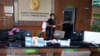 PETUGAS dari Dinas Kesehatan Gianyar melakukan penyemprotan disinfektan di PN Gianyar, Senin (23/3/2020). Foto: adi PETUGAS dari Dinas Kesehatan Gianyar melakukan penyemprotan disinfektan di PN Gianyar, Senin (23/3/2020). Foto: adi