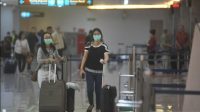 Penurunan-Penumpang-Pesawat-Bandara-Bali-130320-fik-1