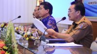 BUPATI Suwirta bersama Wabup Kasta dan Sekda Winastra merapatkan Satgas Penanggulangan Covid-19 di Ruang Rapat Praja Mandala Kantor Bupati Klungkung, Senin (16/3/2020). Foto: ketut bagus arjana BUPATI Suwirta bersama Wabup Kasta dan Sekda Winastra merapatkan Satgas Penanggulangan Covid-19 di Ruang Rapat Praja Mandala Kantor Bupati Klungkung, Senin (16/3/2020). Foto: ketut bagus arjana