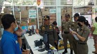 SATPOL PP Karangasem saat turun ke minimarket di wilayah karangasem dalam upaya pencegahan penyebaran covid-19. Foto: nad SATPOL PP Karangasem saat turun ke minimarket di wilayah karangasem dalam upaya pencegahan penyebaran covid-19. Foto: nad