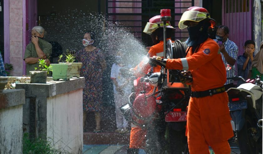 KEPALA Dinas Kesehatan Provinsi Bali, dr. Ketut Suarjaya mengimbau agar masyarakat hati-hati menggunakan disinfektan. Jangan Sampai Terhirup, Kena Mata, Apalagi Tertelan. Foto: istimewa