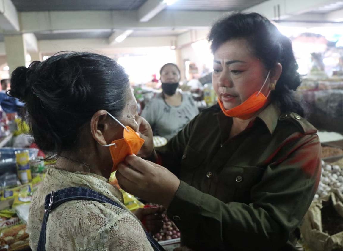 BUPATI Karangasem, IGA Mas Sumatri bagi-bagi masker di Pasar Amlapura, Jumat (27/3/2020). Foto: istimewa