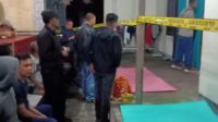 POLISI melakukan olah TKP bunuh diri di Cempaga. Foto: aan girinatha POLISI melakukan olah TKP bunuh diri di Cempaga. Foto: aan girinatha