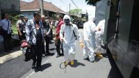 TIM GUGUS CORONA GIANYAR TIM Gugus Tugas Daerah Penanganan Covid-19 langsung turun ke rumah orang dalam pemantauan (ODP) di Banjar Pande, Kelurahan Beng, Gianyar. Foto: adi