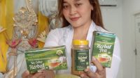 KETUA Inbis Unhi, Ida I Dewa Ayu Yayati Wilyadewi, menunjukkan teh herbal karya dosen Unhi. Foto: istimewa KETUA Inbis Unhi, Ida I Dewa Ayu Yayati Wilyadewi, menunjukkan teh herbal karya dosen Unhi. Foto: istimewa
