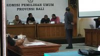 KETUA KPU Bali, I Dewa Agung Lidartawan (dua kiri), saat menyimak presentasi terkait pengadaan logistik. Foto: gus hendra KETUA KPU Bali, I Dewa Agung Lidartawan (dua kiri), saat menyimak presentasi terkait pengadaan logistik. Foto: gus hendra