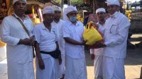 ANGGOTA DPRD Kota Denpasar dari Fraksi Partai Gerindra Dapil Denpasar Utara, Drs. Ketut Sudana, M.Pd., pada Minggu (22/3/2020), memberikan punia masker untuk krama Desa Adat Pakraman Praupan, Denpasar Utara. Foto: istimewa ANGGOTA DPRD Kota Denpasar dari Fraksi Partai Gerindra Dapil Denpasar Utara, Drs. Ketut Sudana, M.Pd., pada Minggu (22/3/2020), memberikan punia masker untuk krama Desa Adat Pakraman Praupan, Denpasar Utara. Foto: istimewa