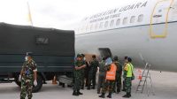 PESAWAT Boeing 737-400 dengan nomor registrasi A-7308 milik Skadron Udara 17 Halim Perdanakusuma mendistribusikan peralatan kesehatan berupa Alat Pelindung Diri (APD) ke wilayah Provinsi Bali melalui Base Ops Lanud I Gusti Ngurah Rai, Senin (23/3/2020). Foto: istimewa PESAWAT Boeing 737-400 dengan nomor registrasi A-7308 milik Skadron Udara 17 Halim Perdanakusuma mendistribusikan peralatan kesehatan berupa Alat Pelindung Diri (APD) ke wilayah Provinsi Bali melalui Base Ops Lanud I Gusti Ngurah Rai, Senin (23/3/2020). Foto: istimewa