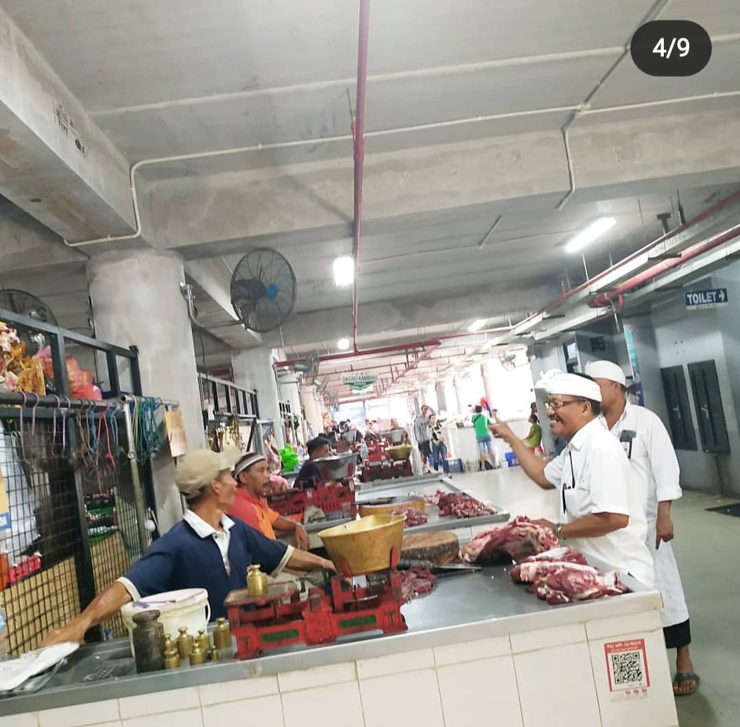 MEMINIMALISASI keramaian atau kerumunan di tengah siaga Covid-19, pengelola Pasar Badung memberikan layanan belanja kebutuhan pokok secara online (daring) bagi masyarakat Kota Denpasar, mulai 27 Maret 2020. Foto: istimewa