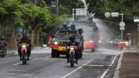 BRIMOB Polda Bali menggunakan mobil water cannon untuk menyemprotkan cairan disinfektan di Kota Denpasar, guna mencegah penyebaran virus Corona (Covid-19), Jumat (27/3/2020). Foto: istimewa BRIMOB Polda Bali menggunakan mobil water cannon untuk menyemprotkan cairan disinfektan di Kota Denpasar, guna mencegah penyebaran virus Corona (Covid-19), Jumat (27/3/2020). Foto: istimewa
