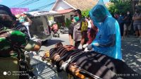 SATGAS dan petugas medis mengamankan WNA yang diduga depresi di di Jalan Raya Berawa, Desa Tibubeneng, Kecamatan Kuta Utara, Senin (30/3/2020), dengan APD seadanya. Foto: istimewa SATGAS dan petugas medis mengamankan WNA yang diduga depresi di di Jalan Raya Berawa, Desa Tibubeneng, Kecamatan Kuta Utara, Senin (30/3/2020), dengan APD seadanya. Foto: istimewa