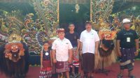 KEPALA SMPN 3 Denpasar, I Wayan Murdana, foto bersama peserta lomba bapang barong serangkain HUT ke-41 SMPN 3 Denpasar. Foto: putra sasmitha KEPALA SMPN 3 Denpasar, I Wayan Murdana, foto bersama peserta lomba bapang barong serangkain HUT ke-41 SMPN 3 Denpasar. Foto: putra sasmitha