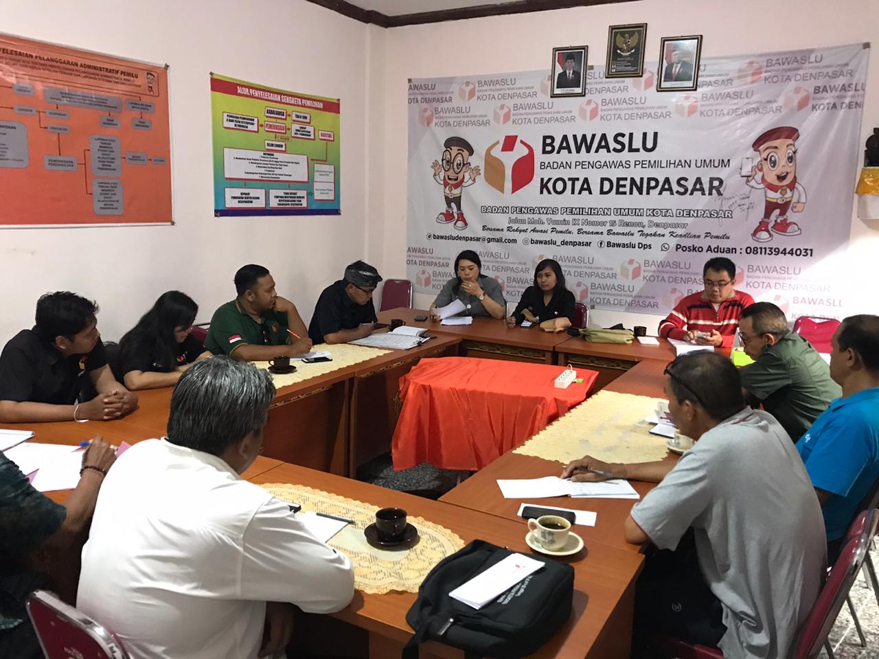BAWASLU Denpasar rapat membahas pelantikan pengawas kelurahan dan desa di Bawaslu Denpasar. Foto: Ist