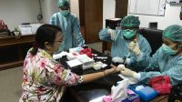 diah srikandi IGA Diah Werdhi Srikandi saat diambil darahnya untuk rapid test Covid-19 di DPRD Bali, Selasa (31/3). Foto: gus hendra