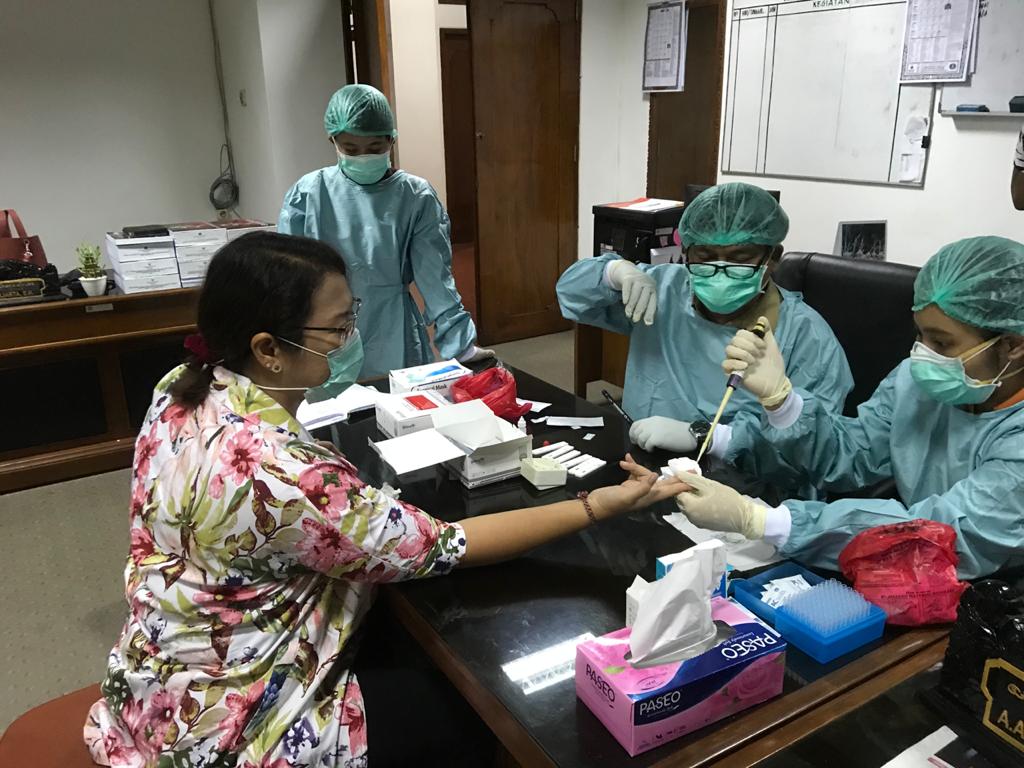 IGA Diah Werdhi Srikandi saat diambil darahnya untuk rapid test Covid-19 di DPRD Bali, Selasa (31/3). Foto: gus hendra