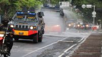 disinfektan brimob BRIMOB Polda Bali saat menyemprot disinfektan di sepanjang Jalan WR Supratman, Denpasar, Jumat (27/3/2020). Foto:Ist