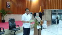 gubernur NTB GUBERNUR Zulkieflimansyah didampingi Wagub Sitti Rohmi Djalilah saat mengumumkan satu warga NTB positif Covid-19, di Gedung Sangkareang, Komplek Kantor Gubernur NTB, Selasa (24/3). Foto: rul