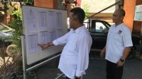 lidartawan dan arsajaya KETUA KPU Bali, I Dewa Agung Lidartawan (kiri), didampingi Ketua KPU Denpasar, Wayan Arsajaya, saat melihat papan pengumuman pelamar PPS di kantor KPU Denpasar. Foto: gus hendra