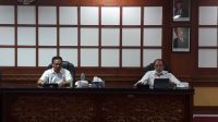 satgas covid-19 KETUA Satgas, Dewa Made Indra, saat memimpin rapat di ruang rapat Inspektorat Provinsi Bali membahas kepulangan 250 pekerja migran.