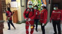 semprot disinfektan KPU Badung PETUGAS PMI Badung saat menyemprot disinfektan di kantor KPU Badung. Foto: Ist