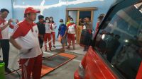 KADISHUB Kabupaten Gianyar, I Wayan Suamba, menyemprotkan cairan disinfektan pada mobil angkutan umum dan angkutan siswa Gianyar. Foto: adi KADISHUB Kabupaten Gianyar, I Wayan Suamba, menyemprotkan cairan disinfektan pada mobil angkutan umum dan angkutan siswa Gianyar. Foto: adi