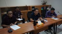 WALI Kota IB Rai Dharmawijaya Rai Mantra, Wakil Wali Kota IGN Jaya Negara, dan Sekda Kota Denpasar AAN Rai Iswara pada saat memberikan keterangan kepada awak media, Jumat (20/3/2020) di Damamaya Denpasar Cyber Monitor. Foto: rap WALI Kota IB Rai Dharmawijaya Rai Mantra, Wakil Wali Kota IGN Jaya Negara, dan Sekda Kota Denpasar AAN Rai Iswara pada saat memberikan keterangan kepada awak media, Jumat (20/3/2020) di Damamaya Denpasar Cyber Monitor. Foto: rap