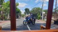 warga palang jalan BULE yang mengendarai sepeda motor balik kanan karena akses jalan ditutup pecalang di wilayah Banjar Kancil, Desa Kerobokan, Kuta Utara, Badung, Kamis (26/3). Foto: gus hendra