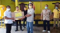 APD Golkar GDE Sumarjaya Linggih menyerahkan APD kepada kader Partai Golkar untuk dibagikan di puskesmas daerah masing-masing. Foto: Ist