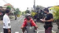 SATGAS Covid-19 Banjar Binoh Kaja, Desa Ubung Kaja, Denpasar, menyetop pengendara yang tidak memakai masker, lalu memberi sosialisasi dan masker, Minggu (26/4/2020). Foto: ist SATGAS Covid-19 Banjar Binoh Kaja, Desa Ubung Kaja, Denpasar, menyetop pengendara yang tidak memakai masker, lalu memberi sosialisasi dan masker, Minggu (26/4/2020). Foto: ist