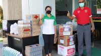 KEPALA Cabang BPD Bali Cabang Gianyar, Ni Nyoman Sri Utari Tresna, saat menyerahkan bantuan sosial ke RS Sanjiwani Gianyar. Foto: ist KEPALA Cabang BPD Bali Cabang Gianyar, Ni Nyoman Sri Utari Tresna, saat menyerahkan bantuan sosial ke RS Sanjiwani Gianyar. Foto: ist
