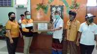 DPC Partai Hanura Klungkung dipimpin Sekretaris Wayan Buda Parwata serahkan bantuan APD pada RSUD Klungkung diterima Dirut dr. Nyoman Kesuma. Foto: ist DPC Partai Hanura Klungkung dipimpin Sekretaris Wayan Buda Parwata serahkan bantuan APD pada RSUD Klungkung diterima Dirut dr. Nyoman Kesuma. Foto: ist