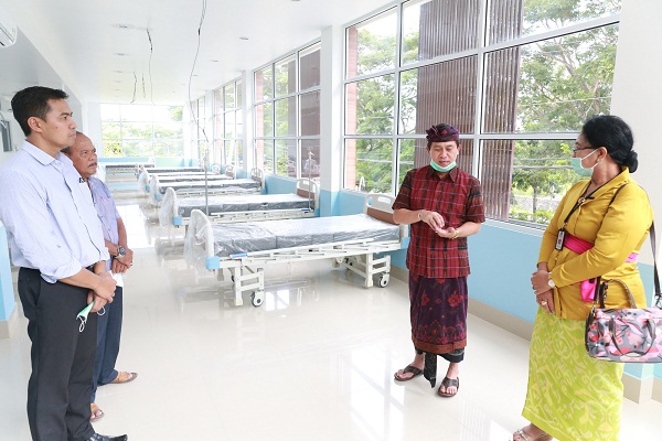 BUPATI Suwirta didampingi Kepala Dinas Kesehatan Kabupaten Klungkung, Ni Made Adi Swapatni melakukan peninjauan ke RS Bakti Graha Medika, Rabu (1/4/2020). Foto: baw