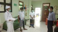 WABUP Kasta bersama Direktur RSUD Klungkung, dr. I Nyoman Kesuma meninjau UTD PMI RSUD Klungkung, Kamis (2/4/2020). Foto: baw WABUP Kasta bersama Direktur RSUD Klungkung, dr. I Nyoman Kesuma meninjau UTD PMI RSUD Klungkung, Kamis (2/4/2020). Foto: baw