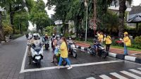 SATGAS Covid-19 Golkar Bali membagikan masker dan pembersih tangan kepada masyarakat di bundaran Catur Muka Denpasar. Foto: ist SATGAS Covid-19 Golkar Bali membagikan masker dan pembersih tangan kepada masyarakat di bundaran Catur Muka Denpasar. Foto: ist